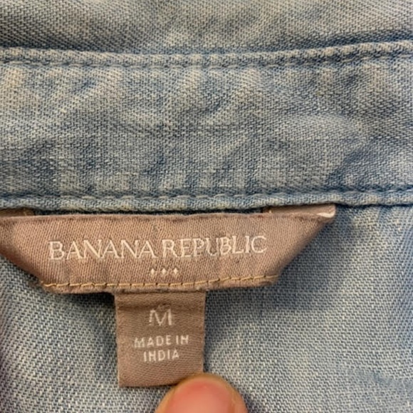Banana Republic Chambray Button Down (M) - Picture 4 of 5